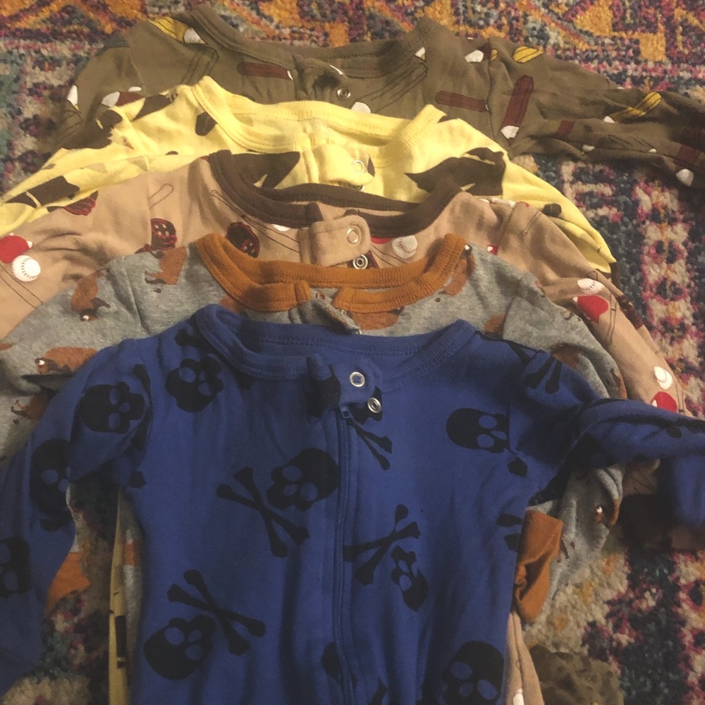 Levert Pajamas 6-12 month zip up and non-slip Footies. 5 pajamas